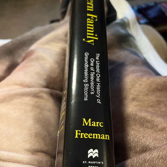 Modern Family tv show book - Picture 4 of 4